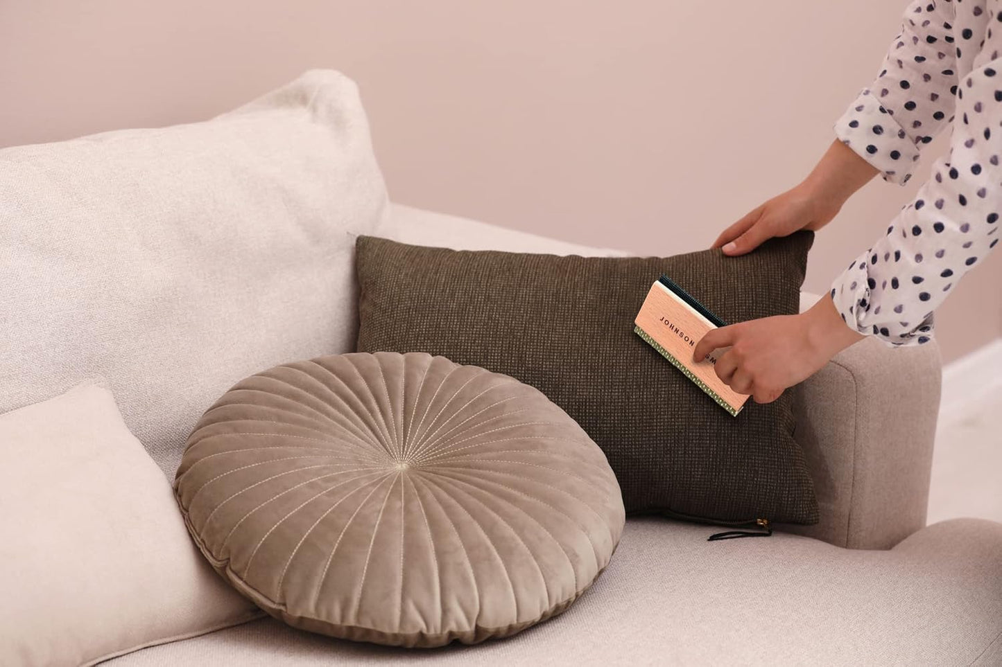 Johnson & Smith Sweater Comb - Double Sided Sweater Shaver Lint Scraper - Easy Grip Cashmere Comb - Multifunction Fabric Clothes Shaver Cashmere Pill Remover - Travel Pilling Remover Brush with Pouch