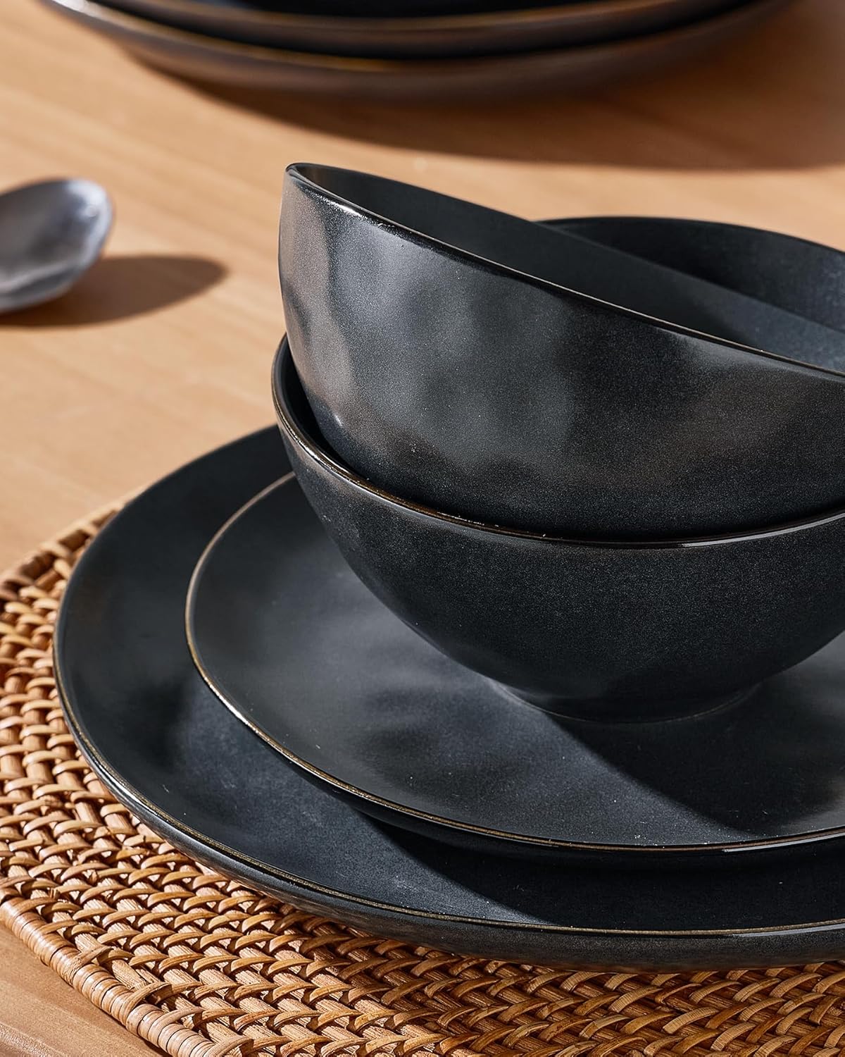 Famiware Dinnerware Sets for 6, Ocean Round 18-Piece Kitchen Plates and Bowls Sets, Microwave and Dishwasher Safe, Scratch Resistant, Matte Black