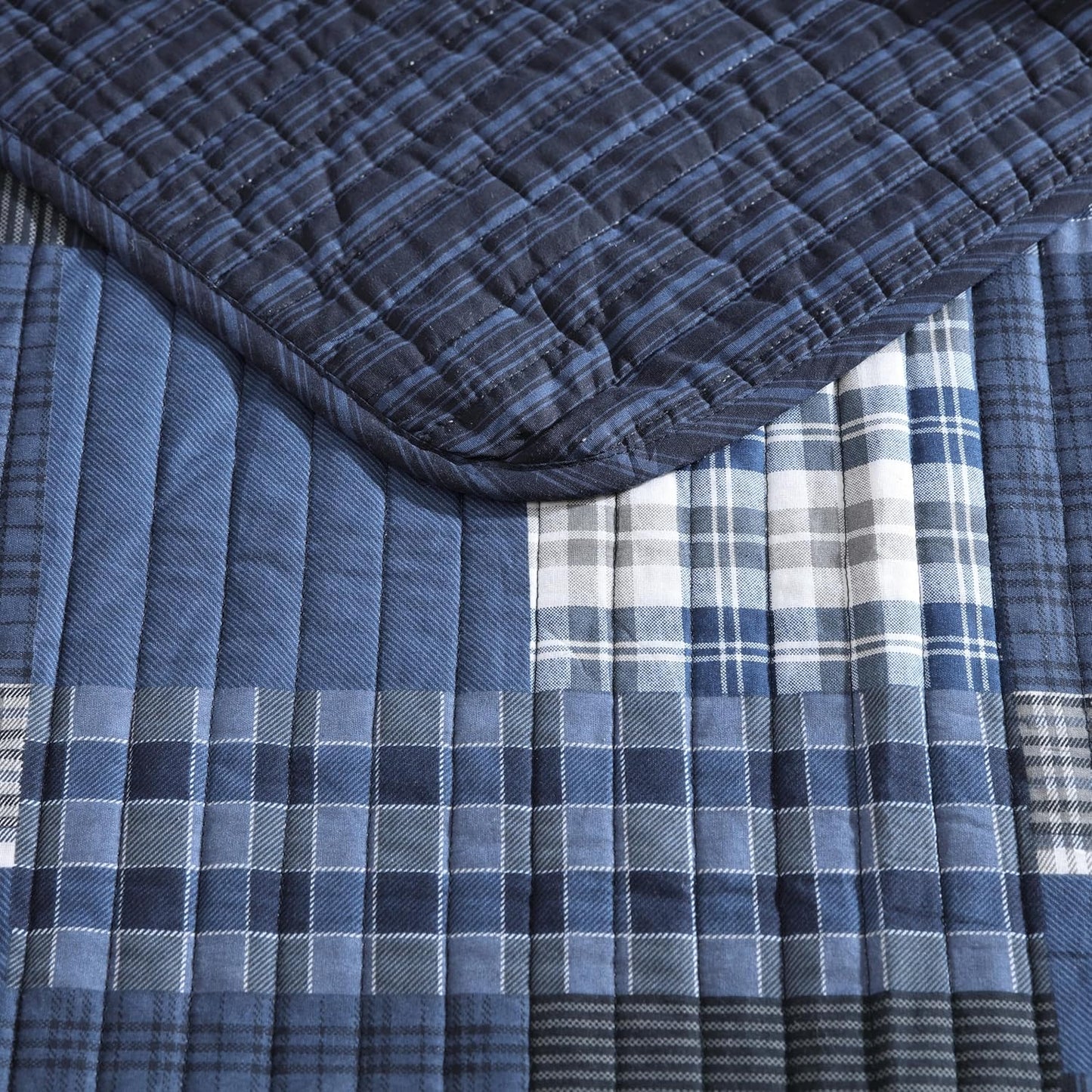 Eddie Bauer - Queen Quilt Set, Reversible Cotton Bedding with Matching Shams, Lightweight Home Decor for All Seasons (Eastmont Navy, Queen)